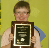 Photo Woman holding plaque